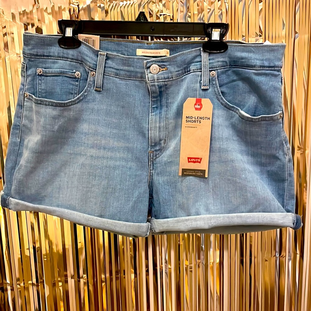 Levi’s Sculpt Mid Rise, Mid Length light wash Shorts. Size 14/W34